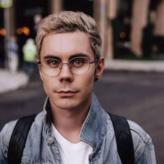 скачать обои умный человек в очках